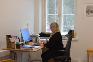 Benita Öberg uppskattar att vårdarfackens krav skulle kosta Raseborg 200  Benita Öberg vid sitt skrivbord i Raseborgs stadshus.