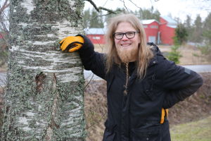 Heikki Huhtanens studiekompisar fick mjöl från hans egen gård i gåva. Heikki Huhtanen nojailee koivuun Loimaalla