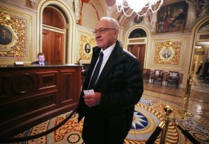 Harvardprofessorn Alan Dershowitz, känd för att i tiderna ha försvarat bland annat O.J. Simpson, anser att inget av det som Trump gjort sig skyldig till kan sägas vara ett brott som förtjänar riksrätt. En man i kostym och mörk rock, Alan Derschowitz, traskar in i amerikanska senatens guldprydda entréhall.
