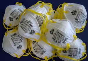 Många har tagit i bruk skyddande ansiktsmasker i Thailands huvudstad Bangkok. Fram till tisdagen hade 14 fall av coronavirus upptäckts i landet. En hög med ansiktsmasker.