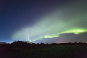 Dynerna hittades i den del av norrskenszonen som är ytterst krävande för apparater och satelliter, och hör därför till de minst utforskade på vår planet. Norrsken över en skogsvy.