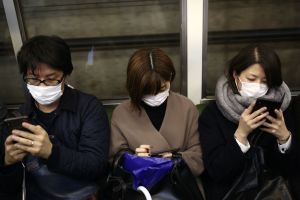 Passagerarna på metron i Tokyo skyddar sig med ansiktsmasker. Enligt japanska myndigheter har en man smittats av coronavirus efter att varit chaufför för turister från Wuhan. Passagerare på metron i Tokyo. De har alla ansiktsmasker.