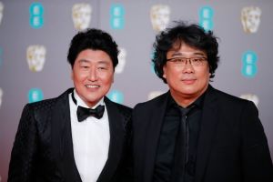 Sydkoreanska skådespelaren Song Kang Ho och Parasite-regissören Bong Joon-ho på röda mattan i London. Skådespelaren Song Kang Ho och regissör Bong Joon-ho poserar i London.