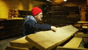 Jonni Roos tutkii vaahteralankkua puutavarakaupassa.