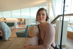 I sitt jobb på barnrådgivningen märker Eeva Salmio tydligt att det är mammorna som är mest hemma med barnen. Eeva Salmio med sitt barn i famnen.