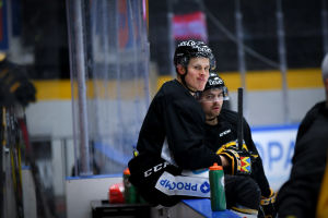 Jesse Puljujärvi sitter på sargkanten på Kärpäts träningar, januari 2020.