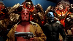 Hellboy (Ron Perlman) ja Abe Sapien (Doug Jones) pulassa Hellboy 2 -elokuvassa. Hellboy ja Abe Sapien robottien ympäröimänä Hellboy 2 -elokuvassa.