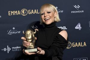 Paula Vesala belönades för fjolårets bästa liveuppträdande. En blond kvinna visar upp en guldstatyett.