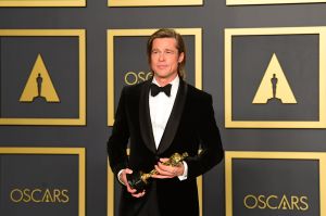 Färska Oscarsvinnaren Brad Pitt, som premierades för sin roll som stuntman Cliff Booth i Quentin Tarantinos film Once Upon a Time in Hollywood. Brad Pitt poserar med Oscarsstaty.