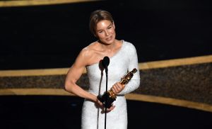 Renée Zellweger är årets kvinnliga skådespelare för rollen som Judy Garland i filmen Judy. Renée Zellweger tar emot sitt pris för bästa kvinnliga huvudroll.