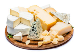 Hur ser framtidens ostbricka ut i USA - kommer de europeiska ostarna att försvinna? Ostbricka med brie-, cemembert-, roquefort- och cheddarost.