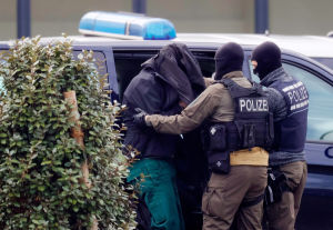 De misstänkta eskorterades var för sig till domstolen i Karlsruhe i lördags. De misstänkta eskorterades var för sig till domstolen i Karlsruhe i lördags.