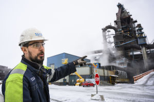 Per Lagerwall, processingenjör, förklarar att Hybritprocessen ger vatten som restprodukt i stället för koldioxid. Per Lagerwall framför masugnen i Luleå.