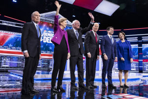 De demokratiska kandidaterna på en valdebatt i Nevada den 19 februari 2020. De demokratiska kandidaterna på en valdebatt i Nevada den 19 februari 2020. Från vänster den tidigare borgmästaren i New York Michael Bloomberg, senatorerna Elizabeth Warren och Bernie Sanders, den tidigare vicepresidenten Joe Biden, den tidigare borgmästaren i South Bend Pete Buttigieg senatorn Amy Klobuchar. De demokratiska kandidaterna, fyra män i kostym, en kvinna i byxdress och en i blå klänning, står i en tv-studio.