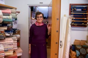 Elisabeth Wikman och den bastanta kontorsdörren. En kvinna står i dörren till ett kassavalv.