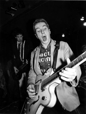 The Clash -yhtye esiintyy.