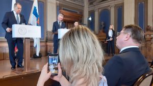 Det ryska utrikesministeriets talesperson Marija Zacharova filmade utrikesministrarna Sergej Lavrov och Pekka Haavisto. Bredvid Zacharova Rysslands ambassadör i Finland, Pavel Kuznetsov. Kostymklädda Lavrov och Haavisto står bakom var sitt podium på en scen, en blond kvinna i publiken filmar Lavrov.