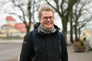 Raseborgs turistchef Ville Vuorelma är glad över att företagen hittar på innovativa lösningar för att kunna fortsätta med sin verksamhet, som att restaurangerna arrangerar hemleverans. Porträttbild på Ville Vuorelma.