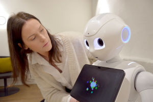 Ibland har Pepper en egen vilja, och tekniken inom robotiken har ännu många utmaningar att tackla. Peppers vän Nao är en mindre robot som har ben och kan exempelvis dra gymnastikpass, berättar Malin Andtfolk. malin andtbacka