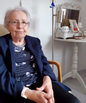 Ulla Mäkelä-Audas vill inte bli omskött av någon "Plåt-Niklas", som hon kallar robotarna. Men hon kan se att det finns vissa fördelar, att en robot kan vara till viss hjälp även om den aldrig kan ersätta mänsklig kontakt. ulla mäkelä-audas