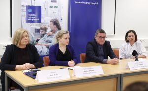 Mari Walls, rektor för Tammerfors unversitet, Merja Lehtonen, utbildningschef vid Kangasala stad, Juhani sand, chefsöverläkare vid Tammerfors universitetssjukhus och Jaana Syrjänen, infektionsöverläkare vid tammerfors universitetssjukhus på söndagens presskonferens om coronasmittan vid Pitkäjärven koulu. Tre kvinnor och en man sitter vid ett bord med en mikrofon.