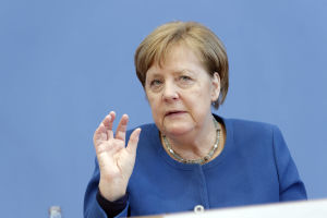 Tysklands förbundskansler Angela Merkel är redo att vara finanspolitiskt flexibel.. Angela Merkel i blå kavaj.