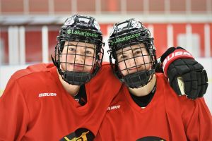 Grannar, bästisar, klubb- och landslagskompisar. Ronja Savolainen och Petra Nieminen på isen.