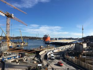 Nu väntar bron på pontoner vid kajen. Slussbron väntar nu på pontoner i kajen vid Slussens byggarbete.