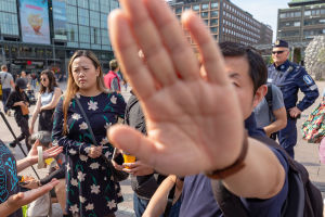 Samlingspartiets fullmäktigeledamot Jenni Chen-Ye deltog i en demonstration till stöd för Kina i Helsingfors den 17 augusti 2019. Kiinamieliset yrittivät estää kuvaamisen Narinkkatorilla Helsingissä