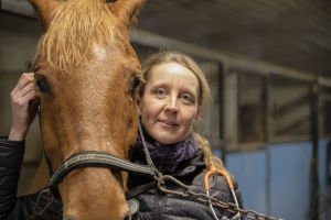 Före detta tillsynsveterinär Kati Lehtimäki jobbar nu som klinisk veterinär. Hon säger att tillsynsveterinärernas situation länge varit ett känt problem och ändå har ingen ingripit. Kati Lehtimäki ja hevonen