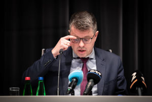 Estlands utrikesminister Urmas Reinsalu. Estlands utrikesminister Urmas Reinsalu håller presskonferens.