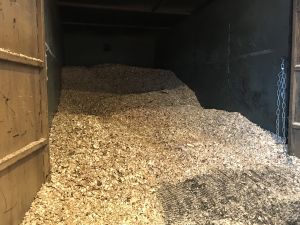 Anläggningen flisar gran och torkar det innan det hamnar i pyrolyspannan. träflis