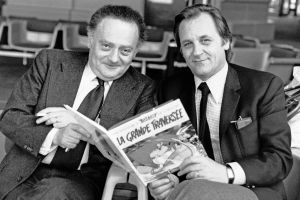 René Goscinny ja Albert Uderzo kädessään "Asterix ja suuri merimatka", joka julkaistiin 1975. Rene Goscinny ja Albert Uderzo.