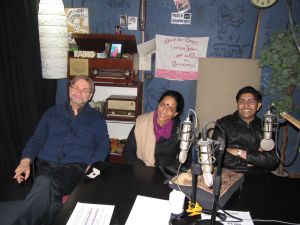 Eero Hämeenniemi; Bombay Jayashri ja Sai Shravanam radiostudiossa.