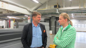 Vd Peter Hammarberg och huvudförtroendeman Antti Pitkänen på Termonova i Ingå. Vd Peter Hammarberg i samspråk med huvudförtroendeman Antti Pitkänen