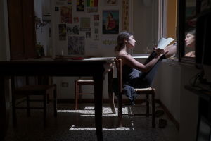 Marta Sparvoli har hittat en ny läsplats i sitt kök i studentlägenheten i Bologna. Marta Sparvoli läser största delen av dagarna i coronakarantän i studentläghenheten i Bologna, Italien