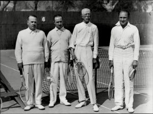 Kung Gustaf V (andra från höger) var en stor vän av tennis. Curt Lincoln är inte med på bilden. Sverigs kung Gustaf V vid en tennisplan.
