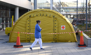 Tält sattes upp utanför Karolinska universitetssjukhuset i Solna redan i början av epidemin för att ta emot coronapatienter. Ett gult tält har satts upp utanför Karolinska universitetssjukhuset i Solna för att ta emot coronapatienter.
