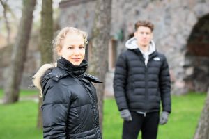 Som singelåkare missade Juulia Turkkila en hel säsong på grund av en stressfraktur i ryggen. Isdansarna Juulia Turkkila och Matthias Versluis poserar i park.