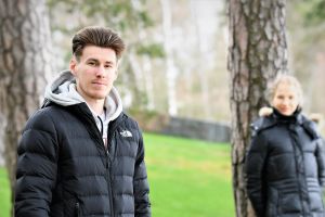 Matthias Versluis fick under hösten jobba på sin egen skrinnskoteknik då partnern var skadad. Isdansarna Juulia Turkkila och Matthias Versluis poserar i park.