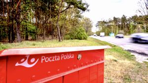 Polen har infört poströstning i presidentvalet på grund av coronaepidemin. En postlåda vid landsvägen i Pedzewo i Polen.