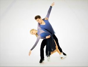 Juulia Turkkila och Matthias Versluis inför säsongsöppningen hösten 2019. Isdansarna Juulia Turkkila och Matthias Versluis på is.