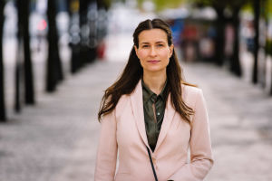 Elna Nykänen är pressråd vid Finlands ambassad i Stockholm som fått ta emot många finska passansökningar från personer bosatta i Sverige i år. Porträtt på Elna Nykänen-Andersson.