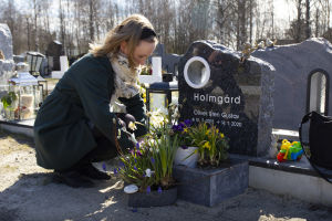 Sandra Holmgård framför sin son Olivers grav.