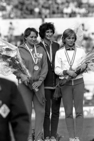 Medaljtrion på damernas 200 meter i EM i Rom 1974. Guldet gick till Polens Irena Szewińska, silvret till östtyskan Renate Stecher och bronset till Mona-Lisa Pursiainen. Mona-Lisa Pursiainen på prispallen i EM 1974.