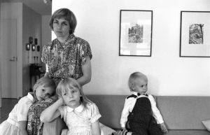 Mona-Lisa med de tre barnen Nina, Eva (i mitten) och Mikael år 1987. Mona-Lisa Pursiainen hemma med barnen, 1987.