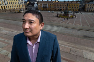 – Uskon että näkyvä tarkkailu on viesti: voimme tehdä sinulle ihan mitä vain, sanoo Harri Uyghur. Suomalainen uiguuri Harri Uyghur Helsingin Senaatintorilla.