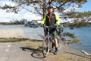 Handeln med sommarblommor har på grund av hjortarna minskat rejält för trädgårdsodlare Henrik Nordström. Henrik Nordström