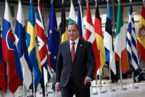 Kan Sveriges coronahantering skada landets internationella rykte och relationer? Statsminister Stefan Löfven framför en lång rad av europeiska flaggor.