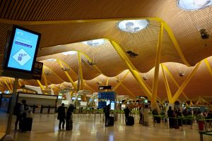 Passagerare köar till terminal 4 på Madrid-Barajas flygplats 16.5.2020. Passagerare köar till terminal 4 på Madrid-Barajas flygplats 16.5.2020